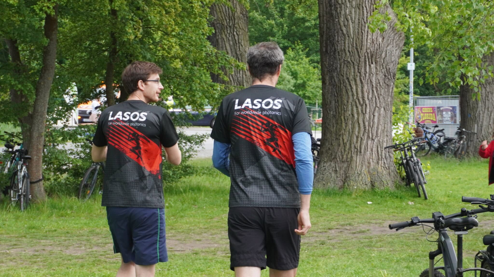 Zwei Männer in LASOS-Shirts im Park