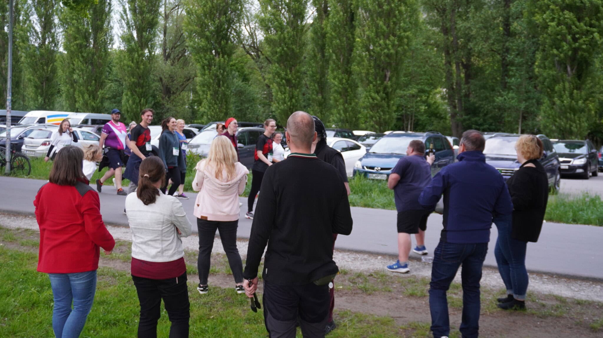 Gruppe von Menschen bei Veranstaltung im Freien
