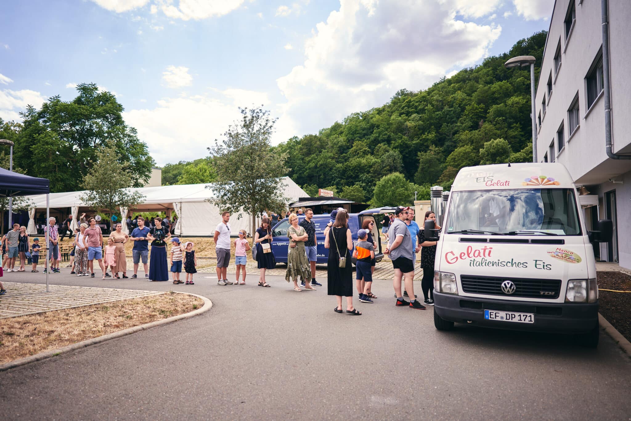 Ice cream truck with a long line of people at the Summer event 2022 | Photo: Anna Schroll